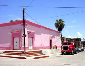 ピンクの建物